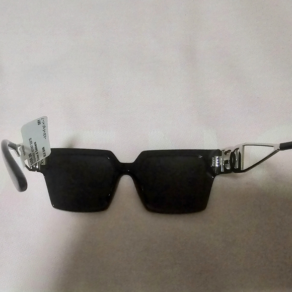 Dolce & Gabbana NWT Black sunglasses 💕 - Picture 7 of 12